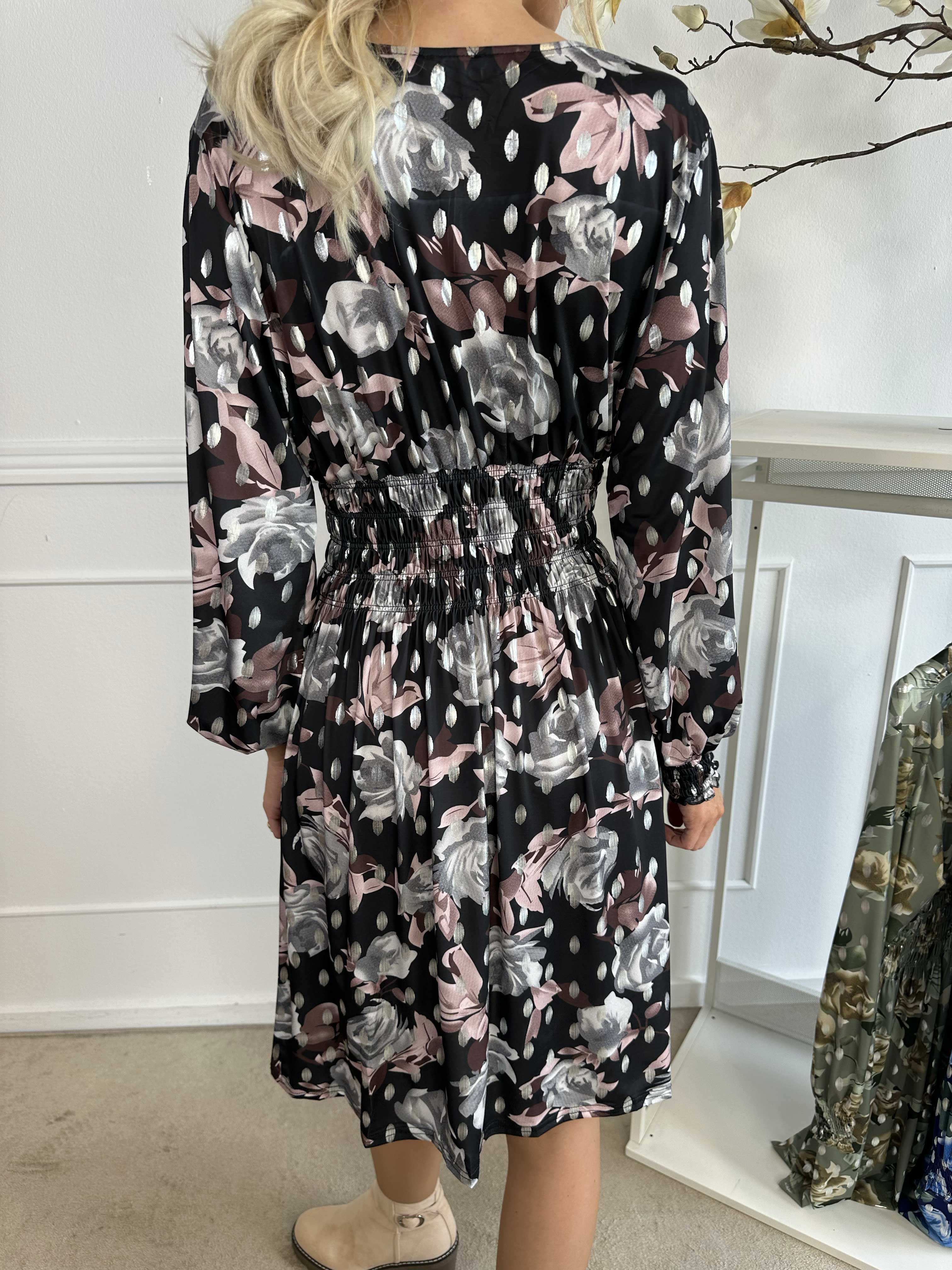 Pams Blossom Short L/S - Elastisk kjole i krølfrit stof med sølv detaljer